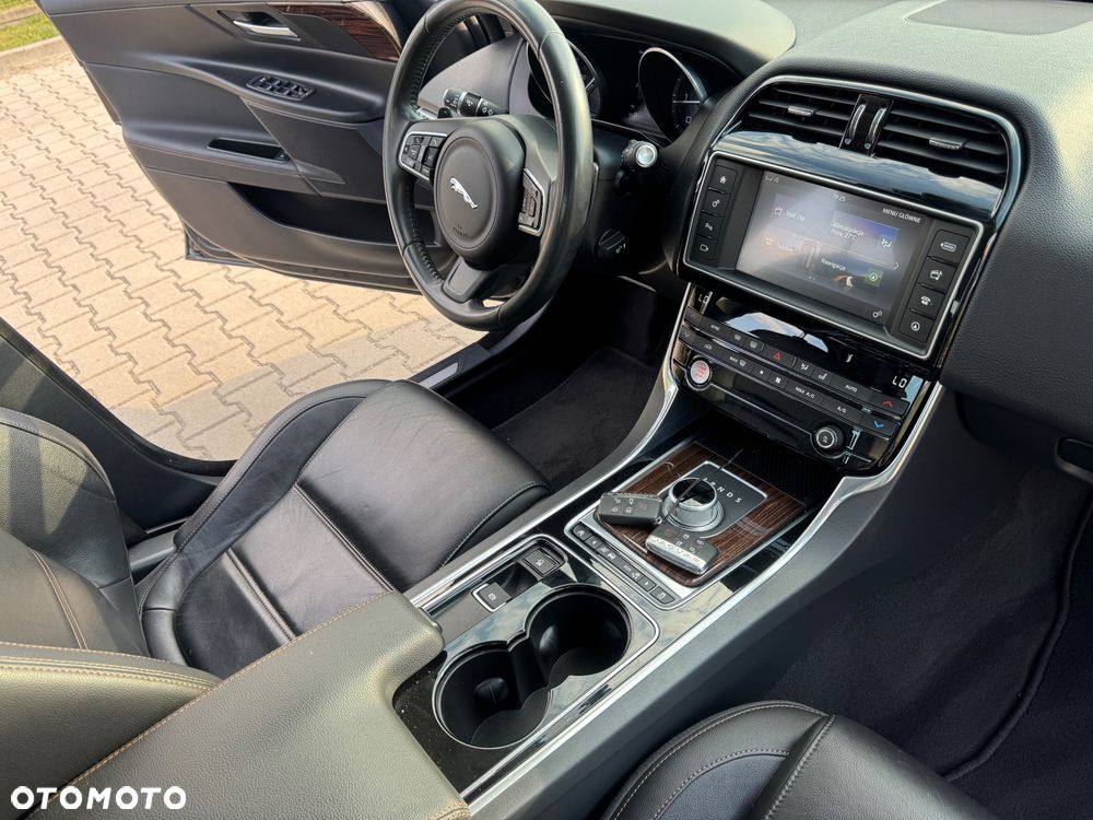Jaguar XE 2.0 D AWD Prestige - 30