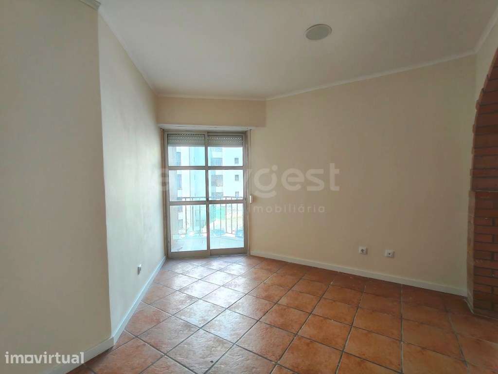 T2 com 95 m², cheio de luz natural e arrecadação na Tapada das Mercês - Grande imagem: 2/17