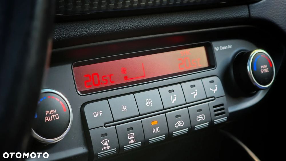 Kia Carens 1.7 CRDi Business Line 7os 7DCT - 24