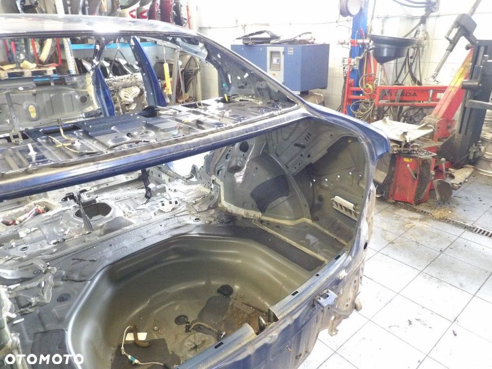 TOYOTA AVENSIS T27 LIFT SEDAN BŁOTNIK TYŁ PRAWY 8T5 - 3