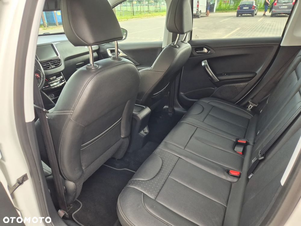 Peugeot 2008 1.2 Pure Tech Allure S&S EAT6 - 11