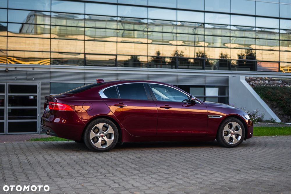 Jaguar XE 2.0 T Prestige - 7