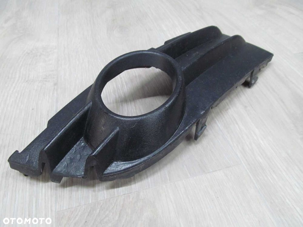 VOLVO C30 06-10 KRATKA ATRAPA HALOGENU ZDERZAKA PRAWA 30657196 - 3