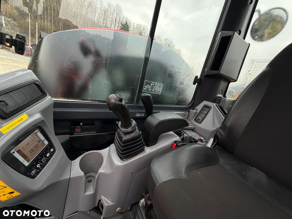 Kubota U55-4. koparka 5,5 tony. 2016 rok. 2300 mtg! KLIMATYZACJA. Długie ramie plus! 3sekcje Hydrauliczne. zamki na tłokach. Koparka Jak nówka sztuka. Zadbana zero zużycia. Z gospodarstwa Norweskiego. Zmiana łyżek Hydrauliczna. LENHOFF. Ani deka luzów wycieków. Szybka wolna jazda. Gąski perfekt stan. OKAZJA TANIO. Aktualna Dekra. Po serwisach eksploatacyjnych. Mocny silnik Kubota 4 cylindry! Zamki na tłokach. Wielka Okazja - 20