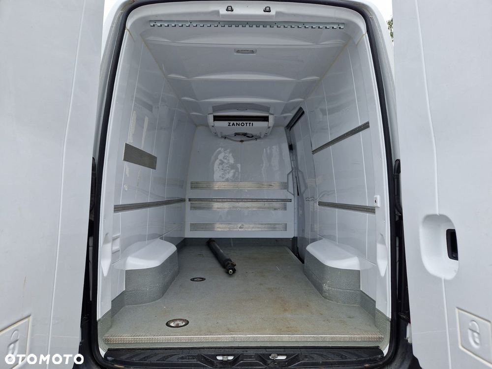 Mercedes-Benz Sprinter - 16