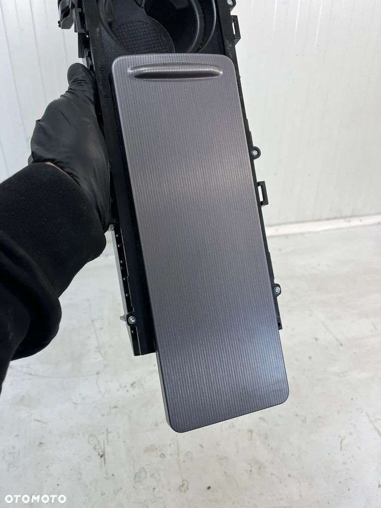 RANGE ROVER SPORT L494 UCHWYT KUBKÓW - 7