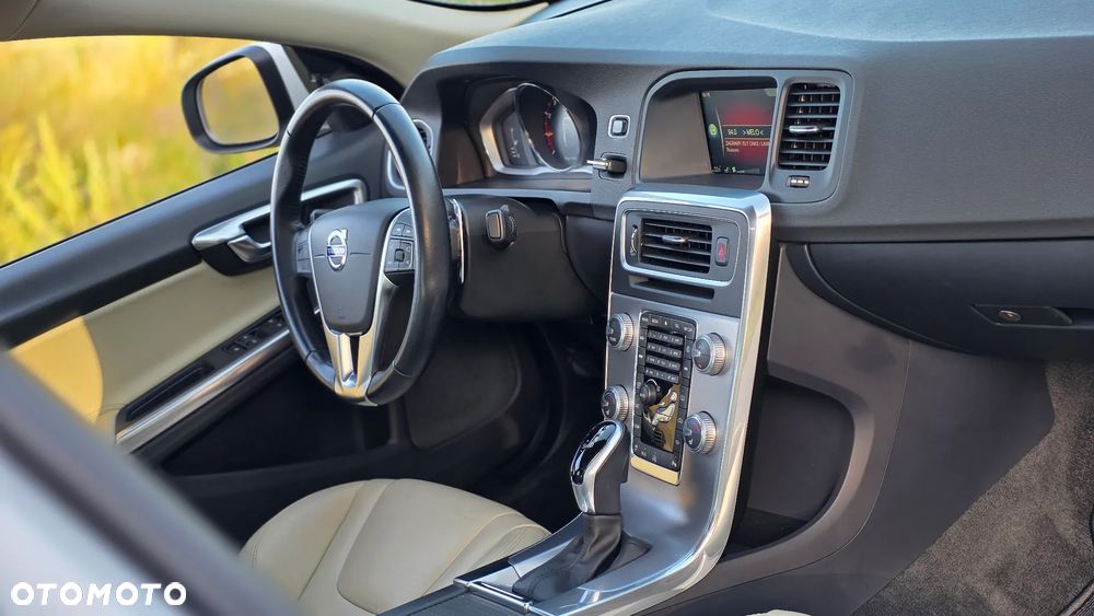 Volvo S60 T5 Drive-E Dynamic Edition (Momentum) - 17