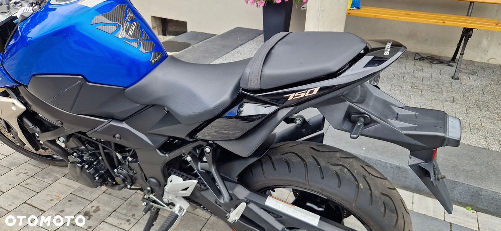 Suzuki GSR - 6