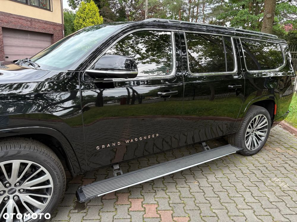 Jeep Grand Wagoneer - 34