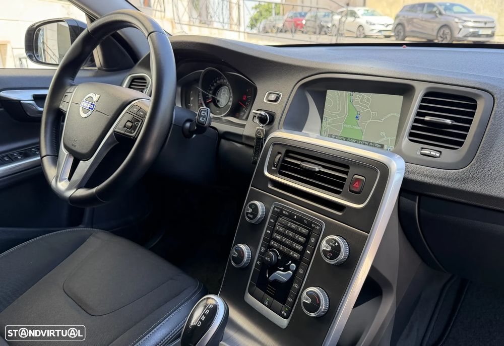 Volvo V60 2.0 D3 Momentum Geartronic - 15