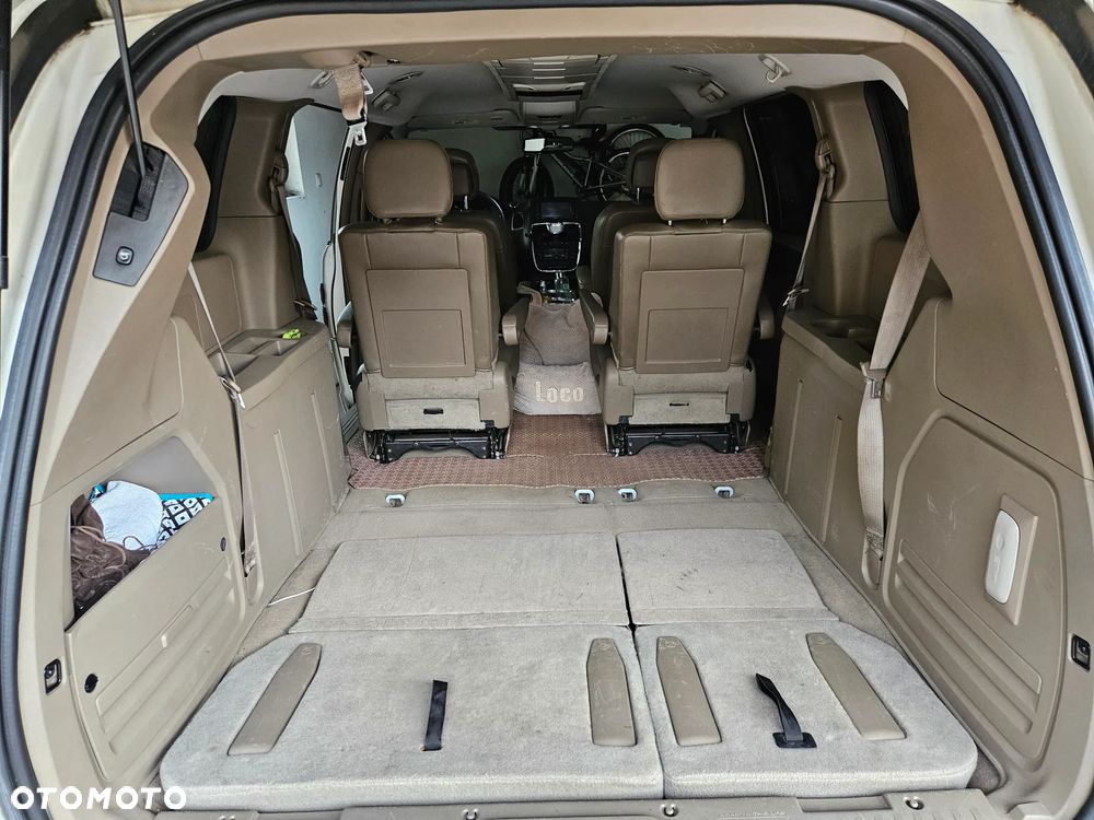 Chrysler Town & Country - 18