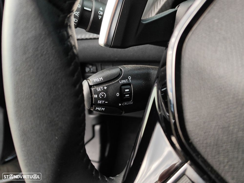 Peugeot 2008 1.2 Hybrid Allure e-DCS6 - 24