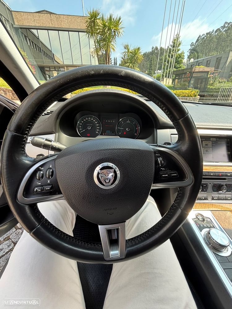 Jaguar XF Sportbrake 2.2 D Luxury - 6