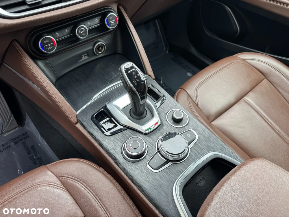 Alfa Romeo Stelvio 2.0 Turbo 16V AT8-Q4 Veloce - 18