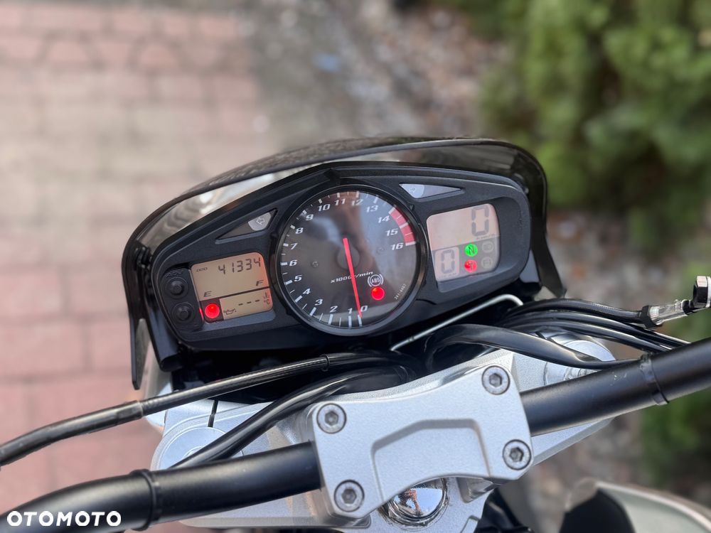 Suzuki GSR - 22