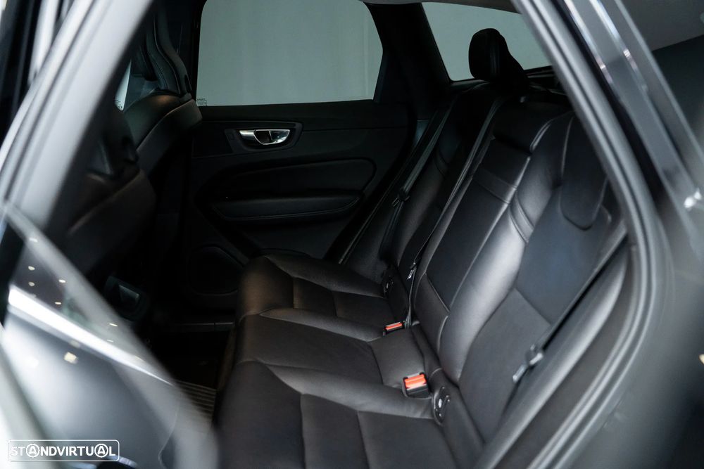 Volvo XC 60 2.0 T8 PHEV Momentum Plus AWD - 32