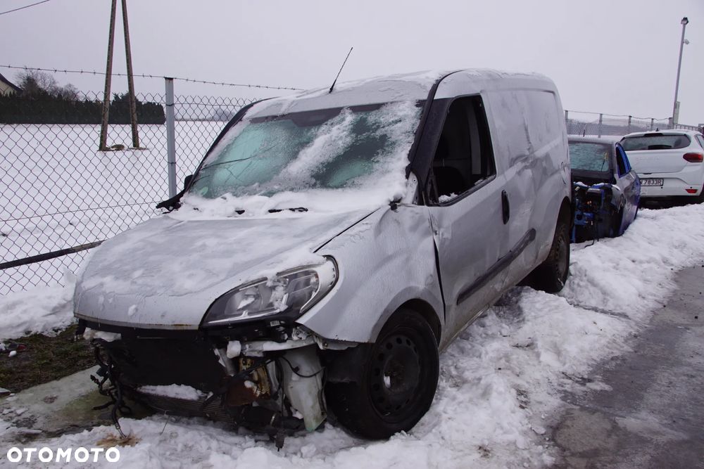 Auto na części - Fiat Doblo II Lift 1.3 MultiJet 90 KM 263A2000 71798299 249 2015R Silnik Skrzynia Drzwi Klapa Zderzak Lampa Lusterko Szyba Deska Kokpit Sterownik Moduł Czujnik Licznik Wyświetlacz Panel Kierownica - 2