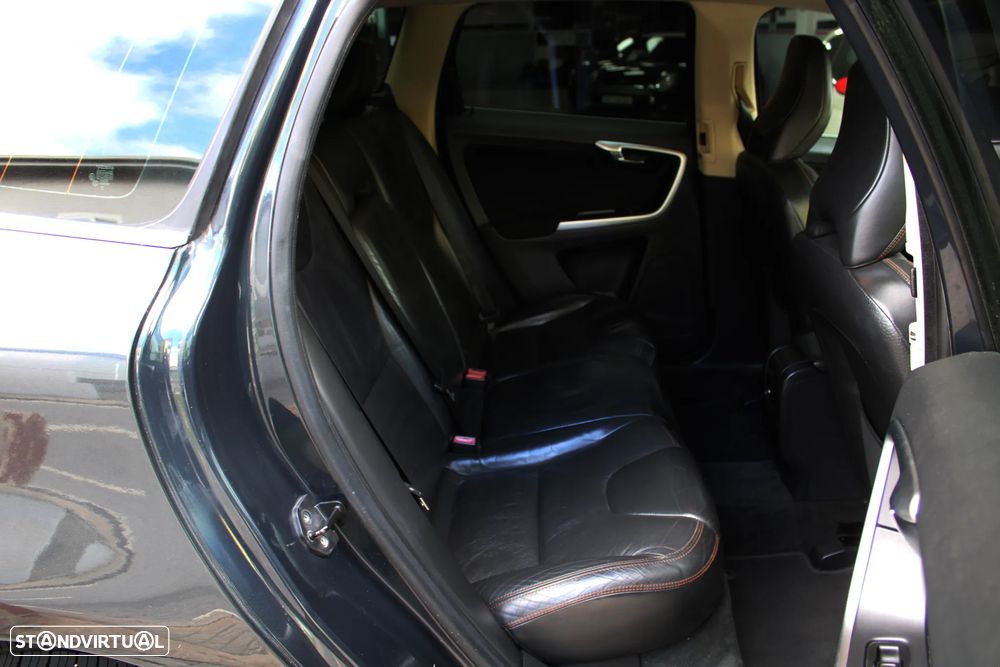 Volvo XC 60 D5 Momentum Geartronic - 28