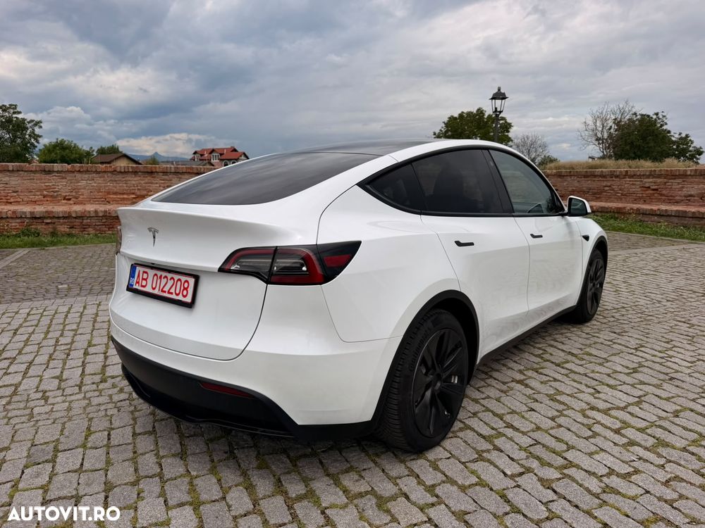 Tesla Model Y Long Range AWD - 4