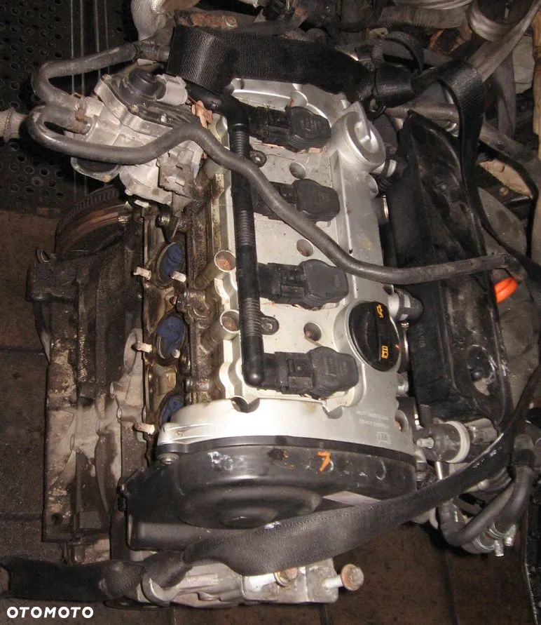 2.0 FSI silnik słupek silnika AUDI A3 8P - 2