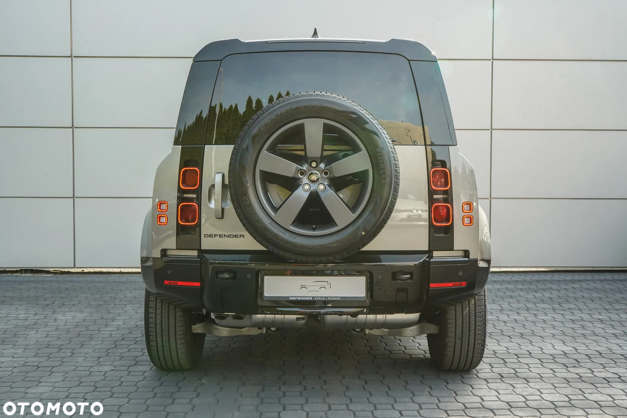 Land Rover Defender - 24