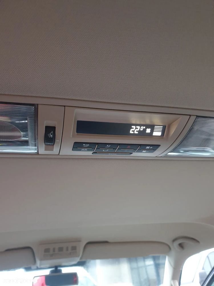 Volkswagen Multivan - 23