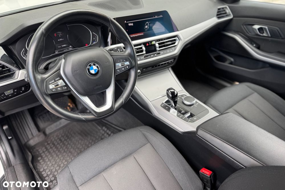 BMW Seria 3 318d mHEV - 33