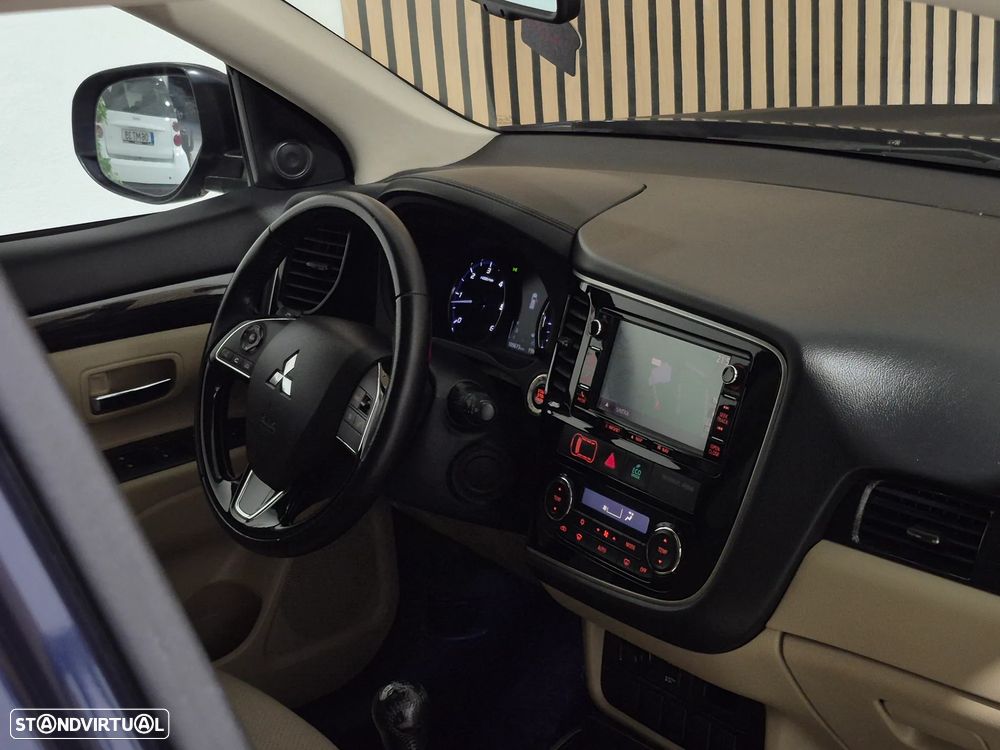Mitsubishi Outlander 2.2 DI-D Instyle Navi - 29