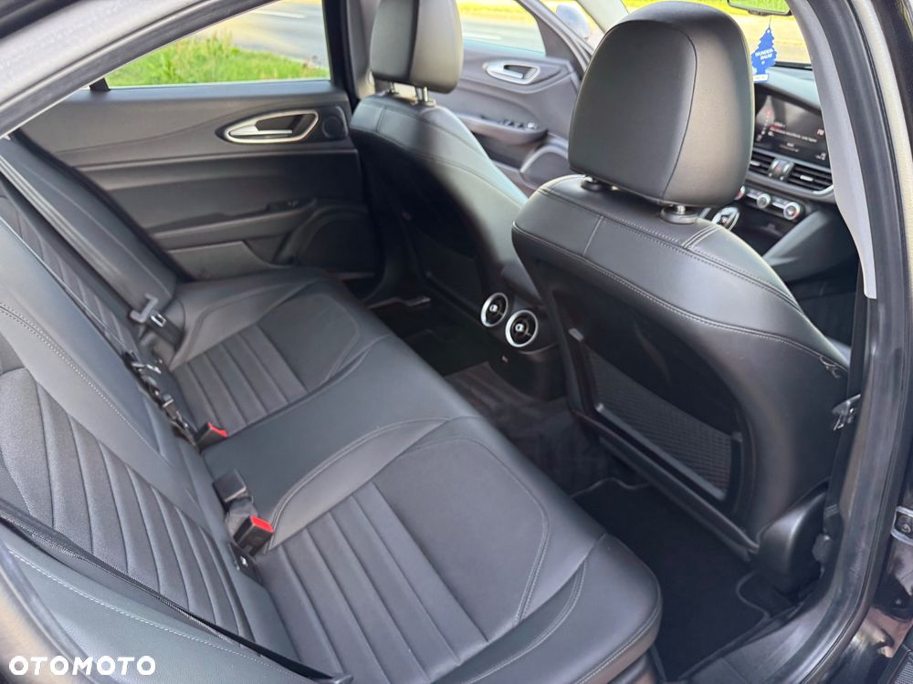 Alfa Romeo Giulia 2.2 AT8 Business - 28
