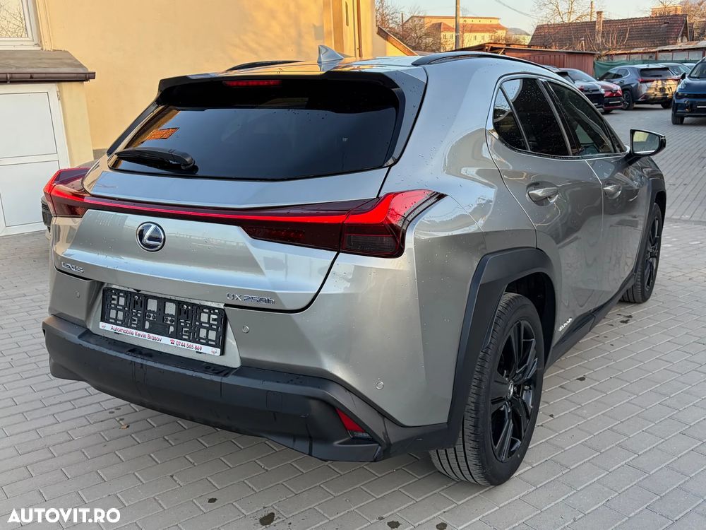 Lexus UX - 4