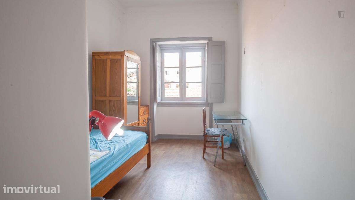 Quarto - localizado em Baixa Coimbra - Grande imagem: 3/6