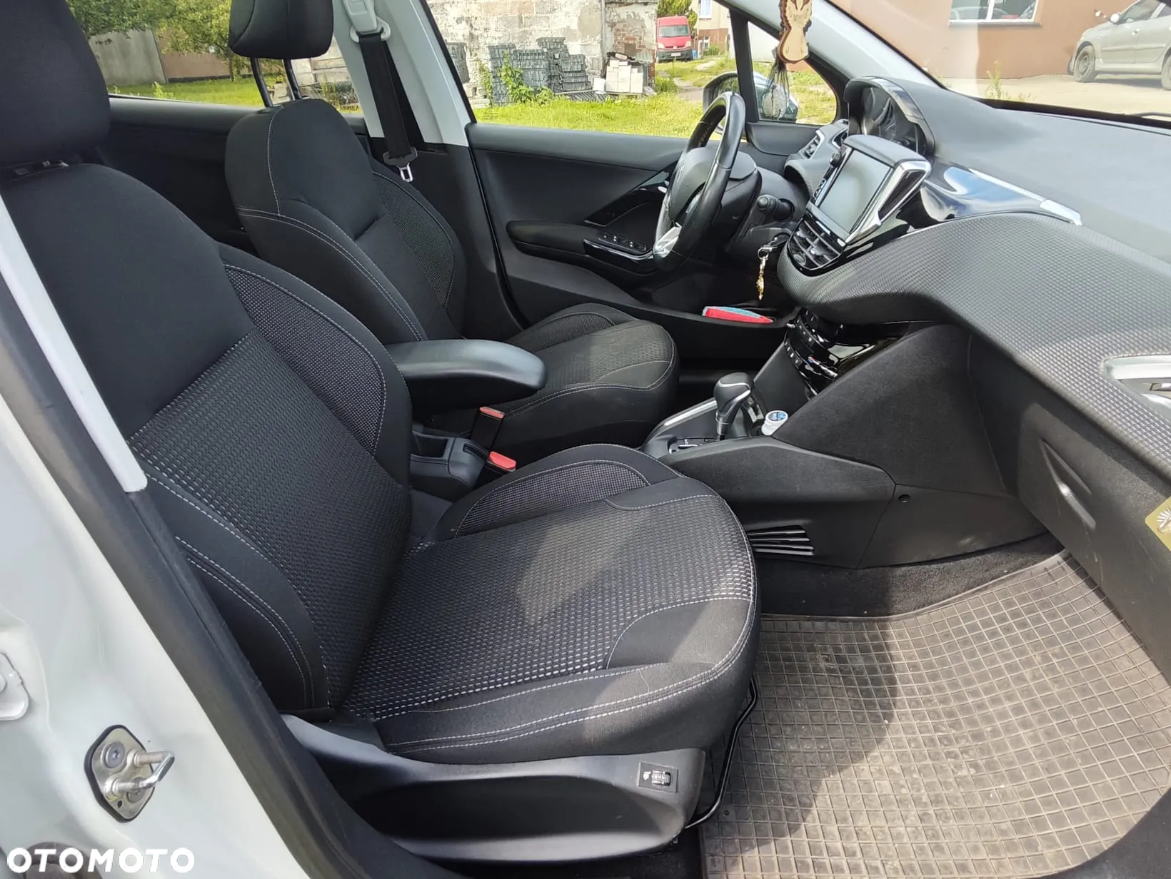 Peugeot 208 - 14
