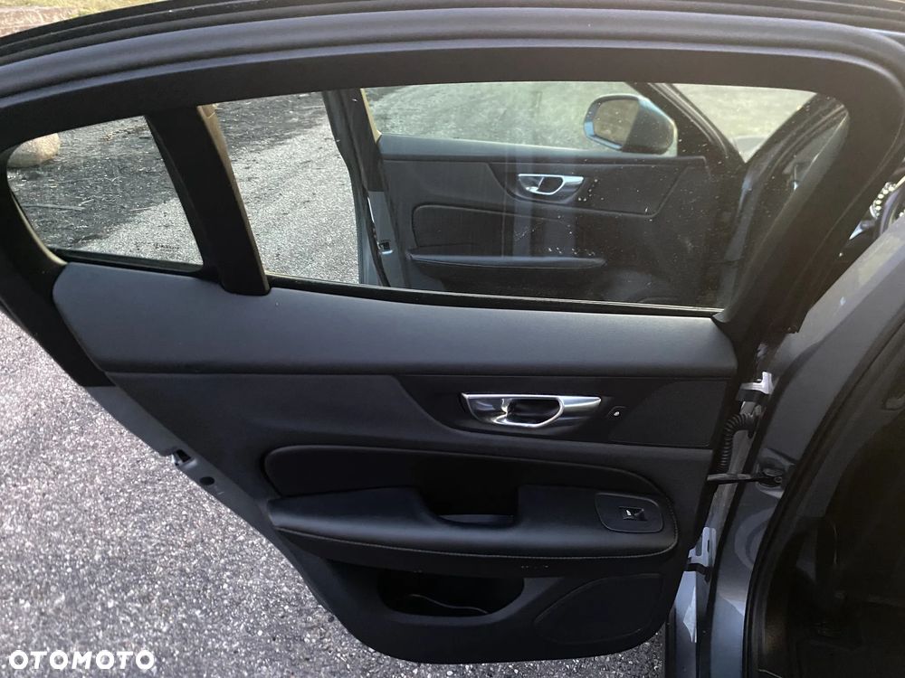 Volvo S60 T5 AWD Momentum Pro - 27