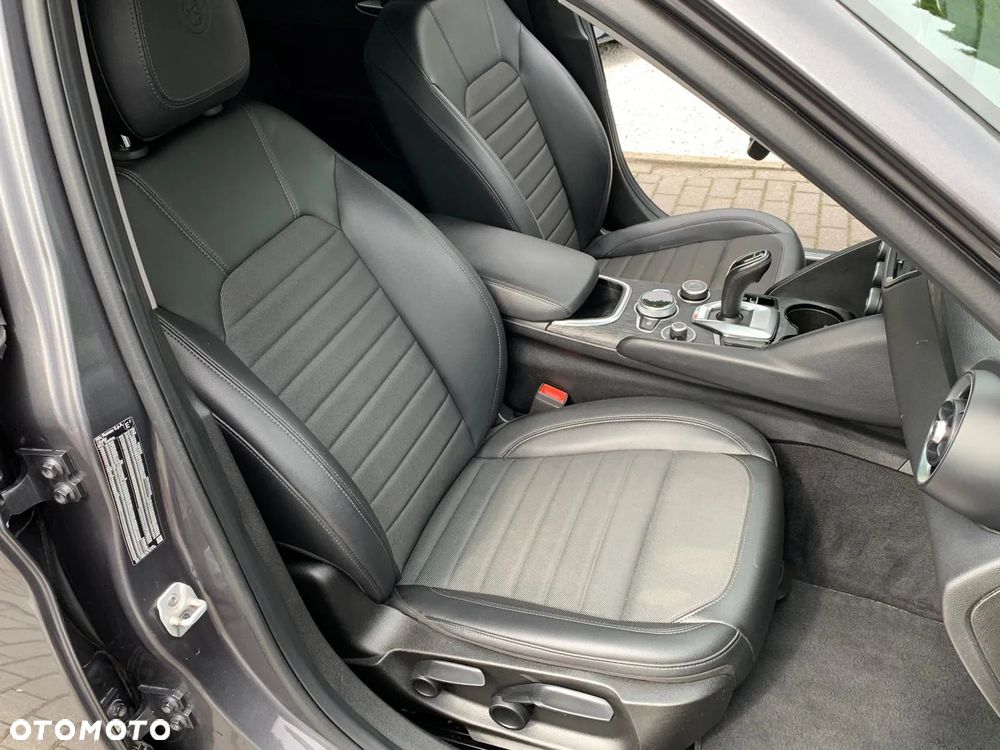 Alfa Romeo Giulia 2.2 D Turbo - 12