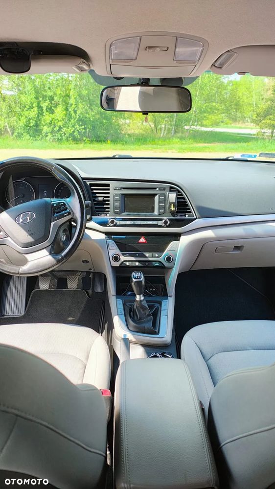Hyundai Elantra 1.6 Comfort - 14