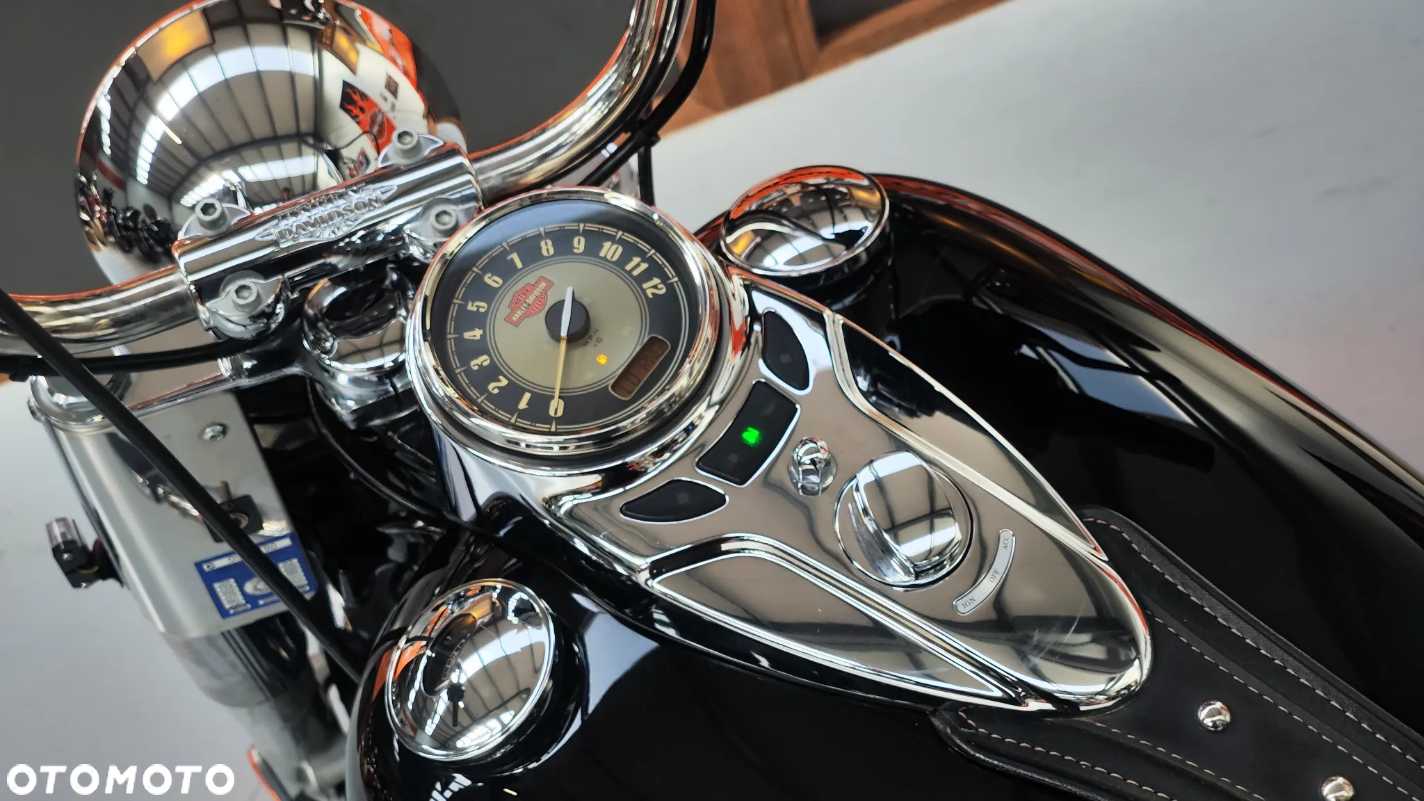Harley-Davidson Softail Custom - 23
