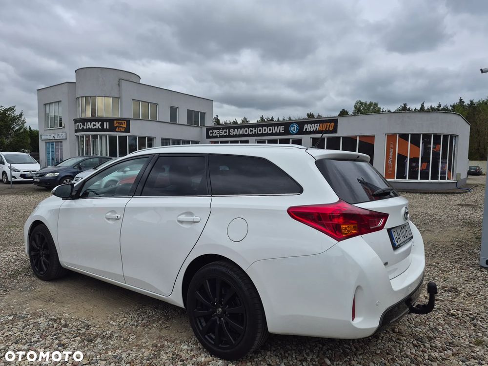 Toyota Auris 1.4 D-4D Premium - 4