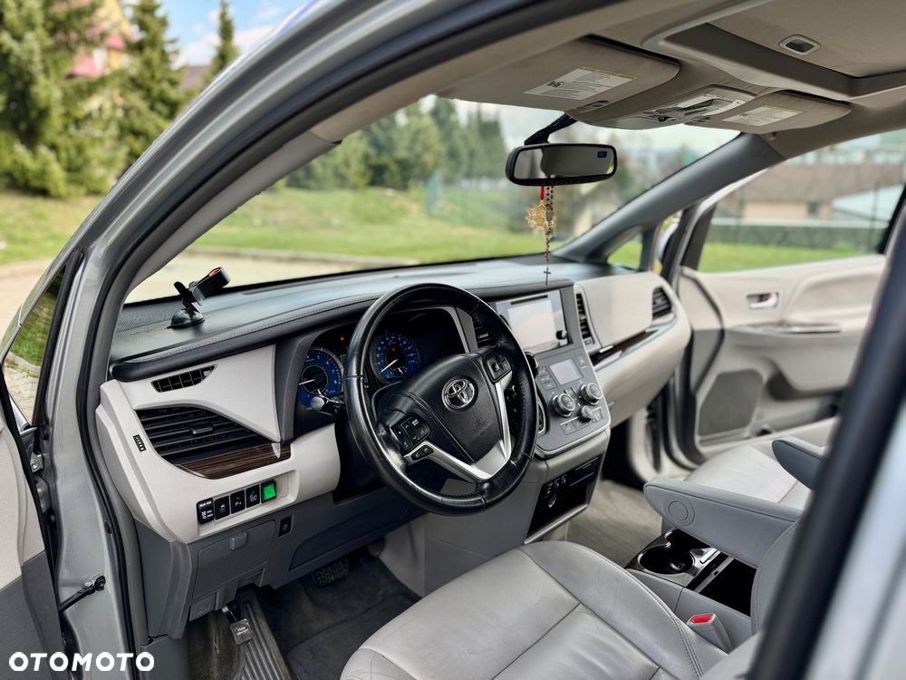 Toyota Sienna 3.5 V6 - 12