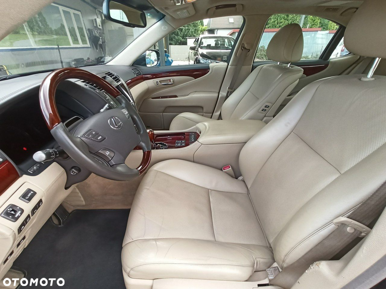 Lexus LS - 10