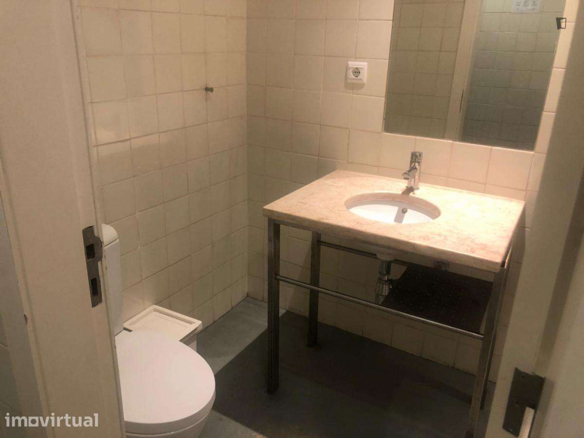 Quarto - localizado em Intendente Lisbon - Grande imagem: 4/12