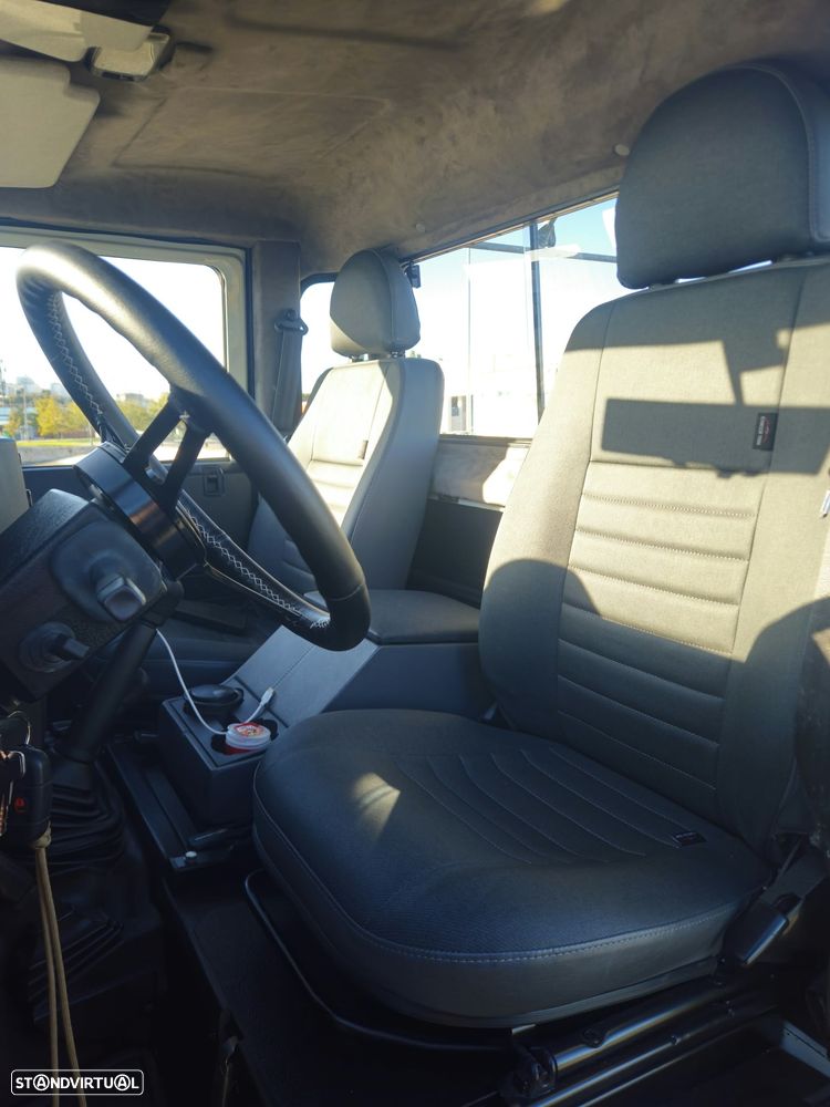 Land Rover Defender - 7