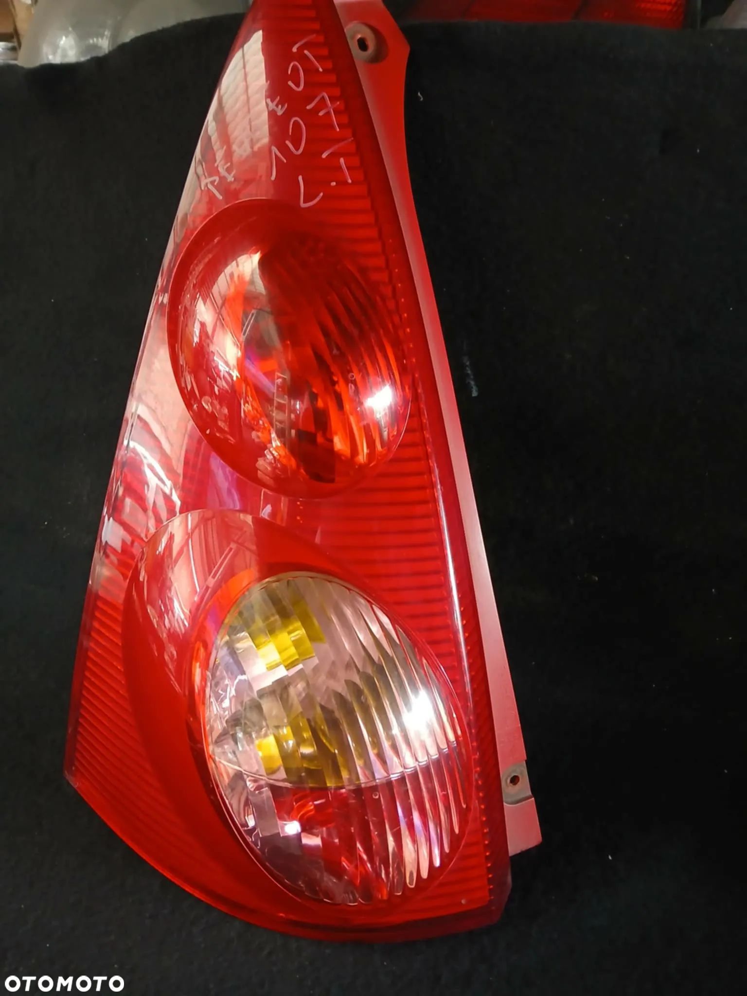 Peugeot 107 3D Lampa tylna lewa - 1