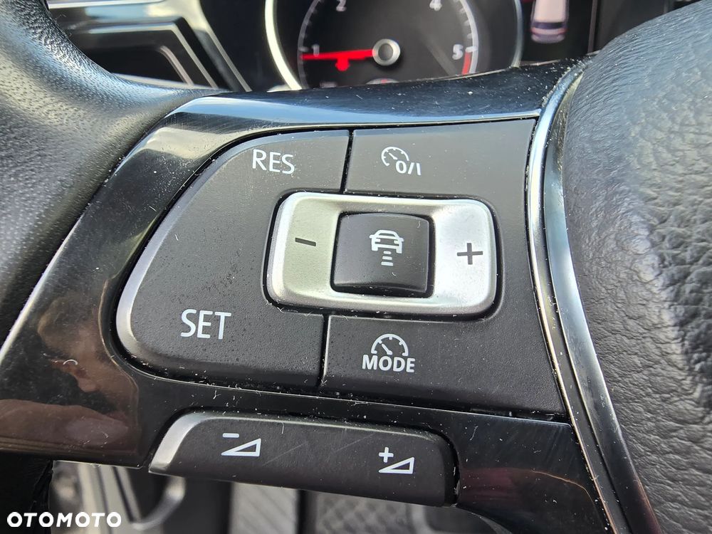 Volkswagen Touran 2.0 TDI SCR Highline - 20