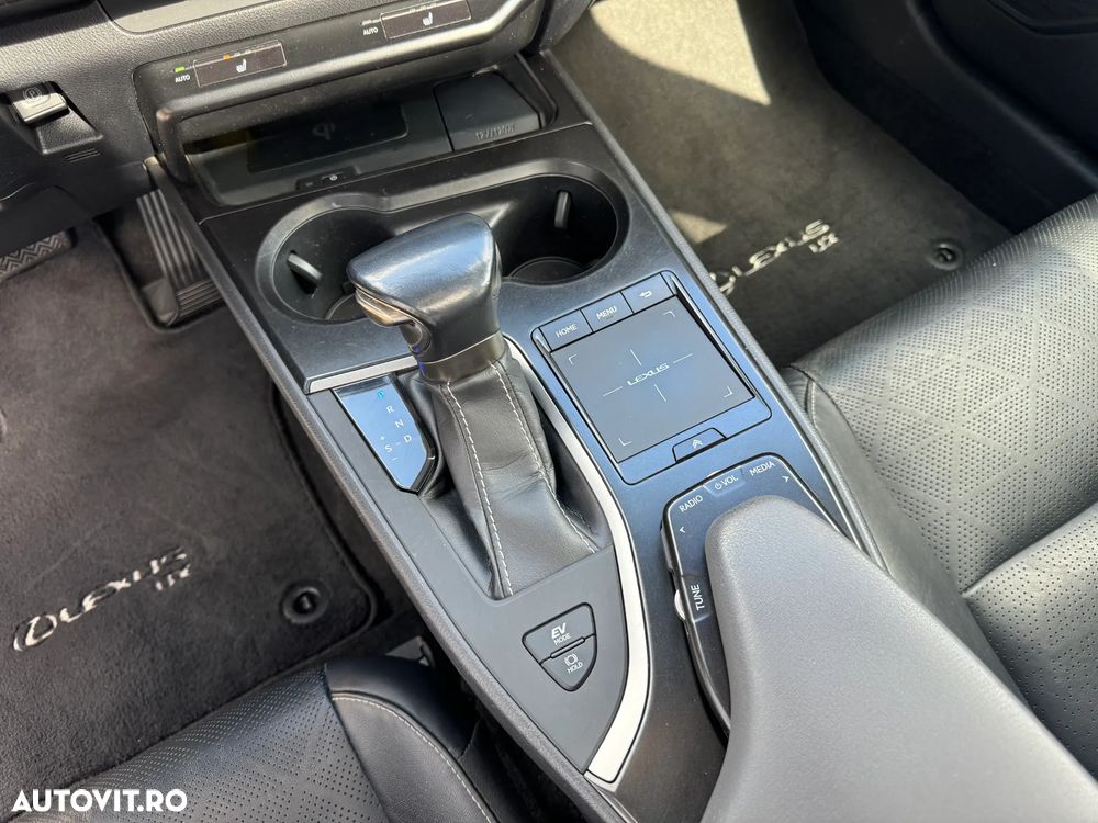 Lexus UX 250h FWD Business - 19