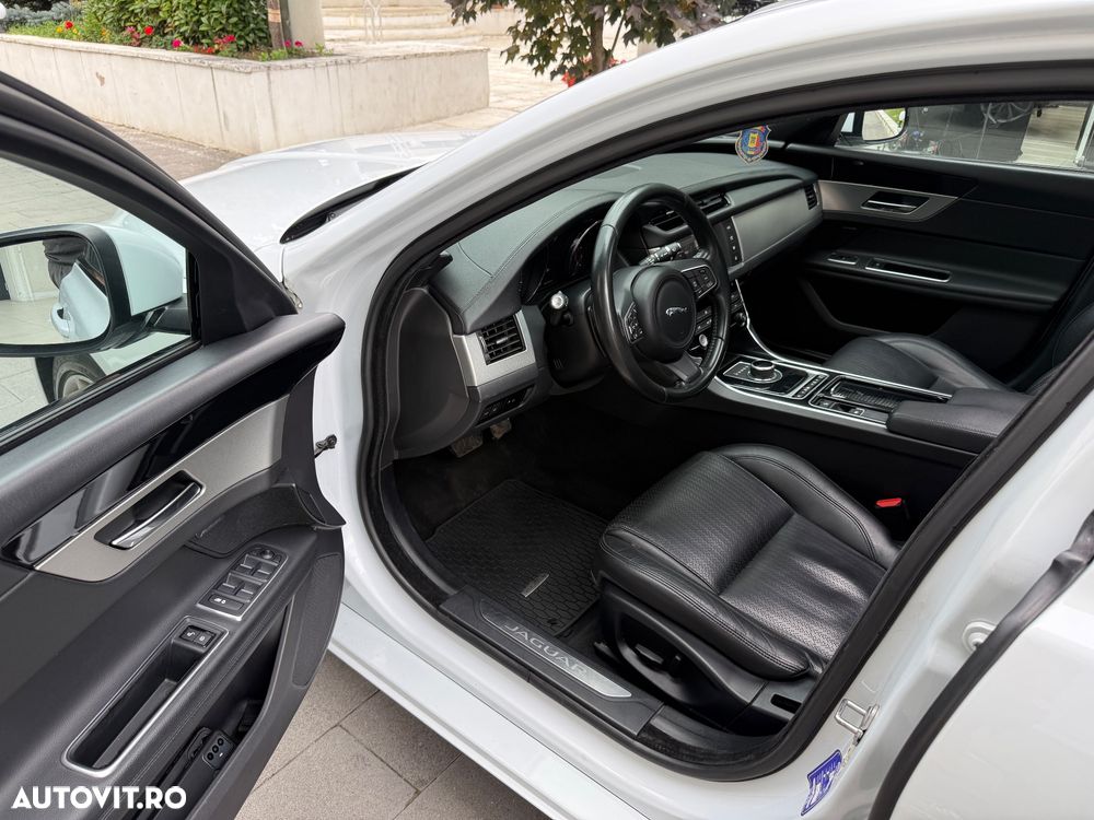 Jaguar XF 20d RWD Portfolio - 7