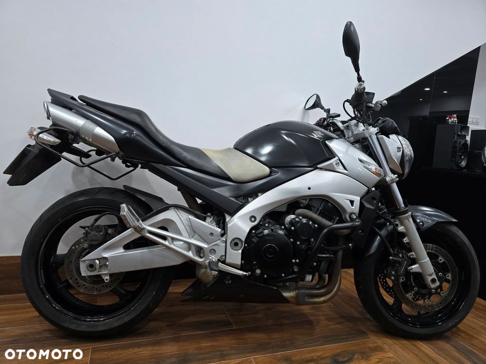Suzuki GSR - 8