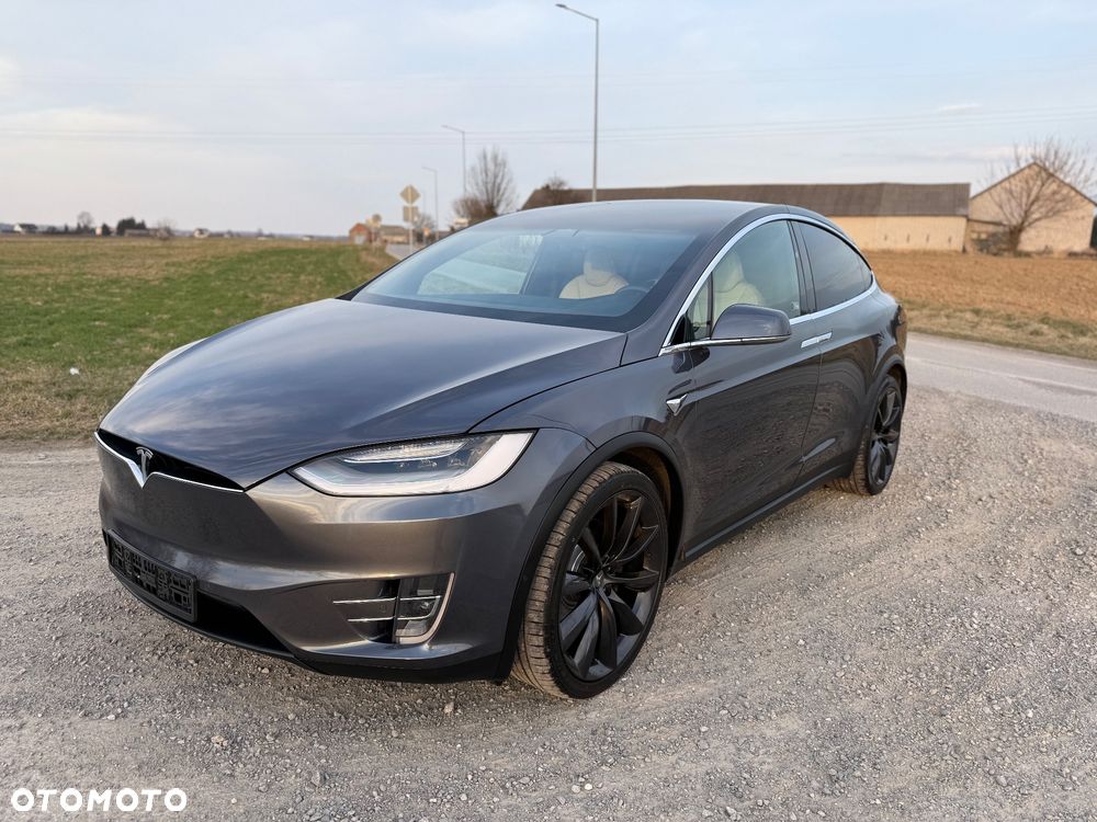 Tesla Model X - 3