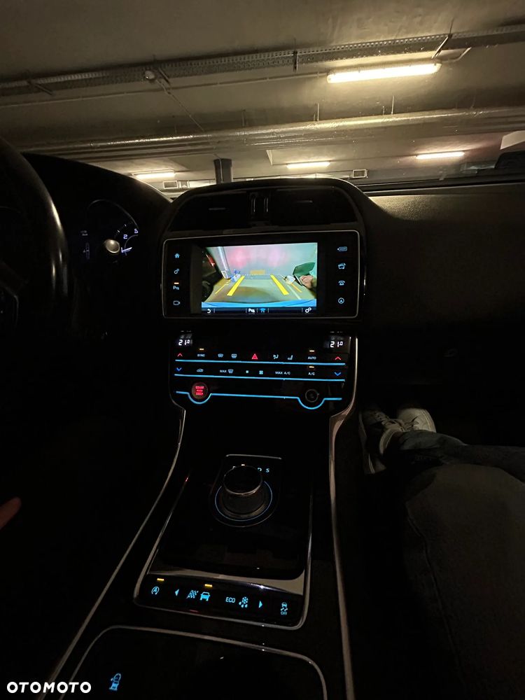 Jaguar XE 2.0 D Portfolio - 22