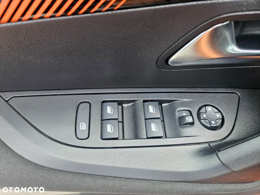 Peugeot 2008 PureTech 130 Stop&Start EAT6 Signature - 30