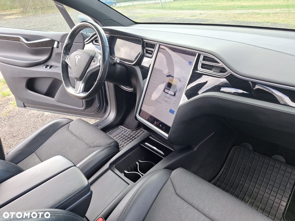 Tesla Model X - 15